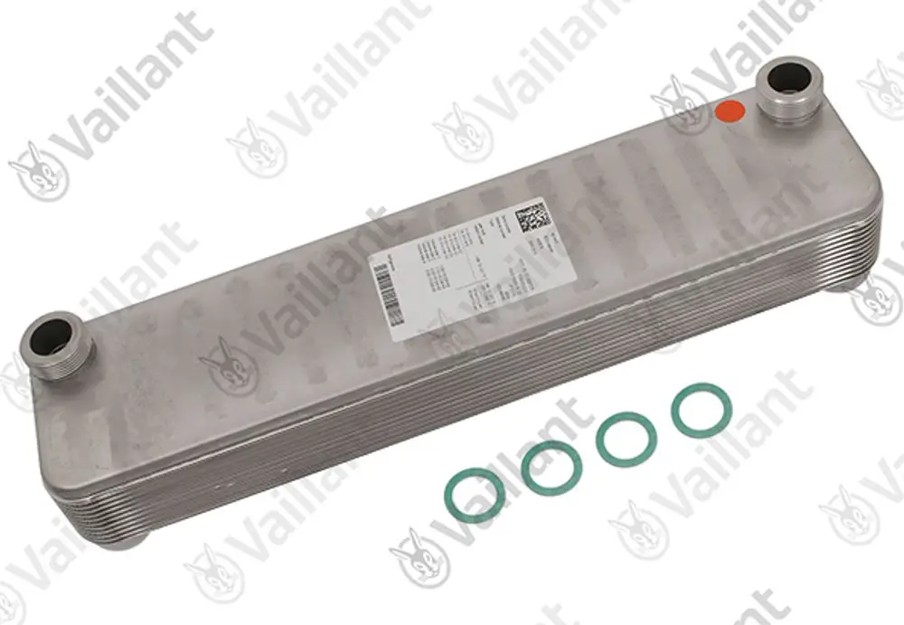 Vaillant Wärmetauscher in silberner Farbe mit zwei Anschlüssen und vier grünen Dichtungsringen, auf neutralem Hintergrund.